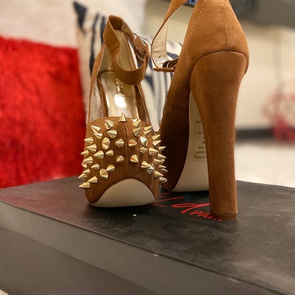 Shoes - Picture 4 of 4